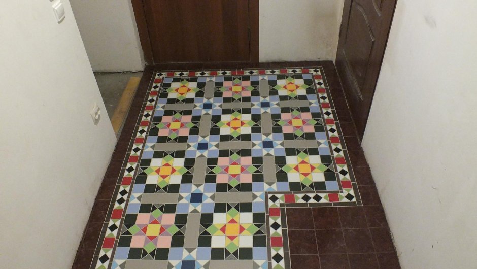 Плитка выкладывается ковром