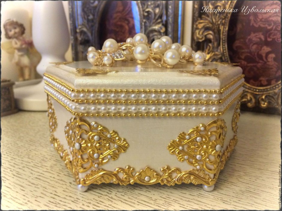 Шкатулка резная с бархатом