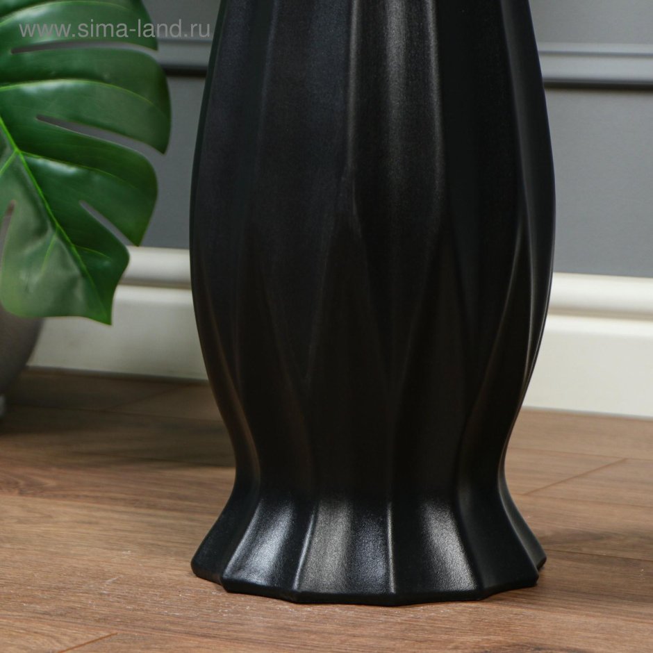 Черная напольная ваза