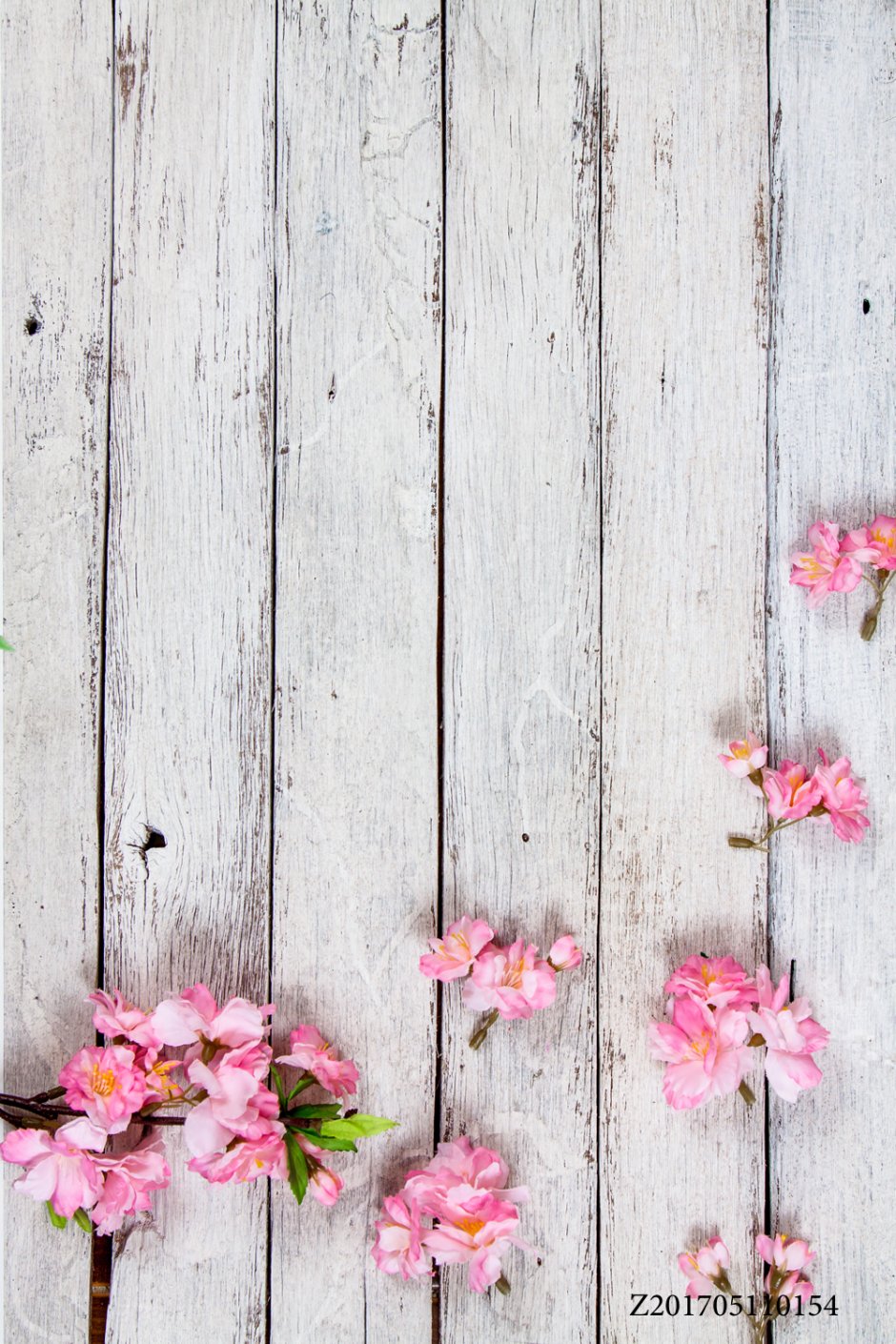Деревянная стена с цветами
