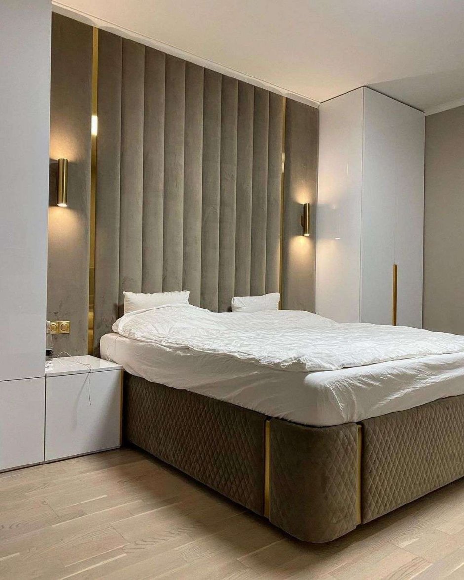 Кровать с панелями