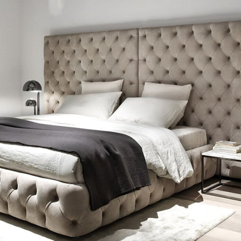 Кровать с каретной стяжкой в интерьере