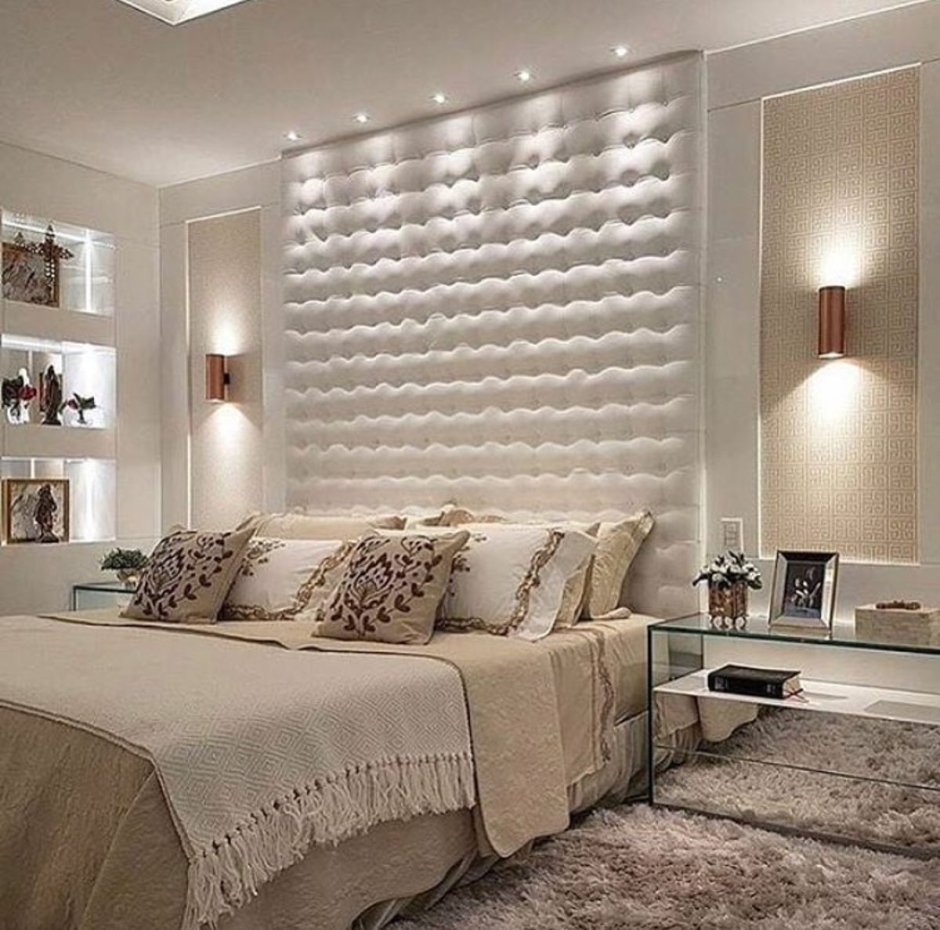 Стена за кроватью в спальне