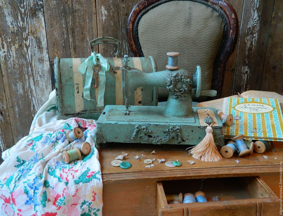 Старая швейная машинка декор