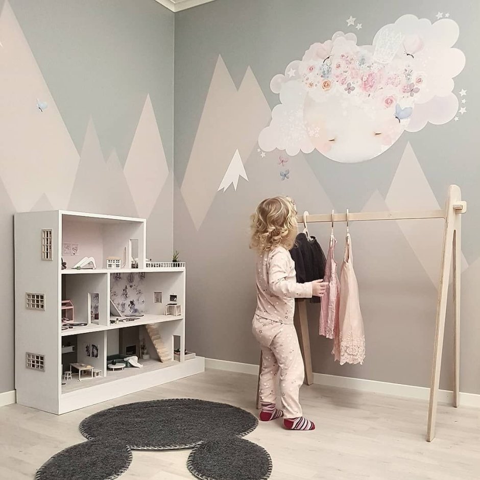 Детская комната с горами на стене