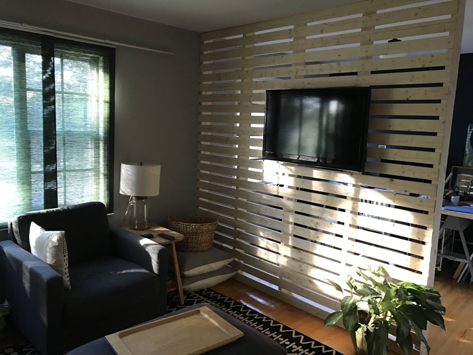 Телевизор на перегородке из реек