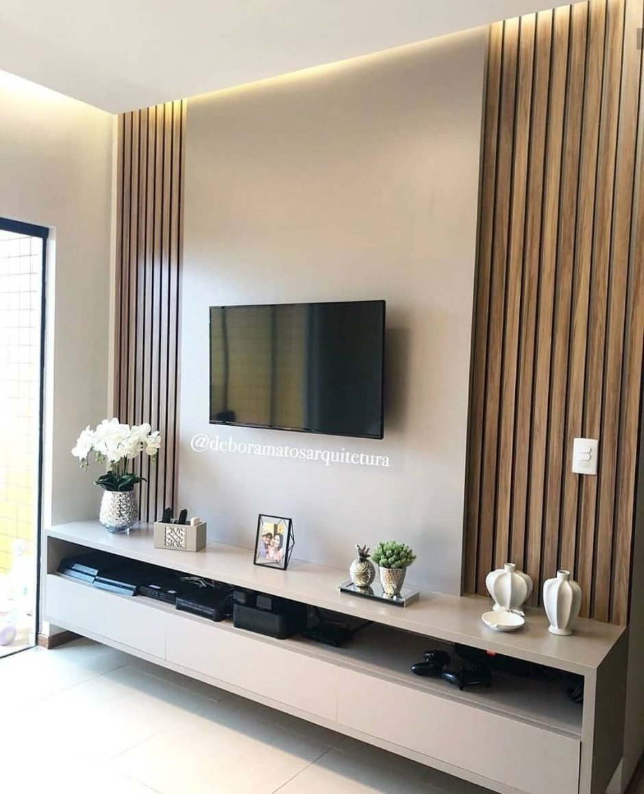 Телевизор на стене