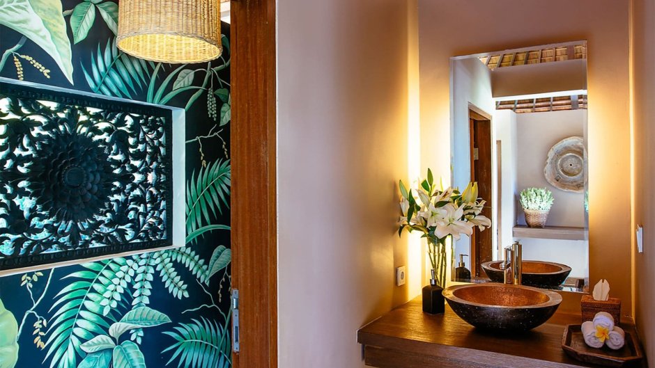 Интерьер ванной в тропическом стиле