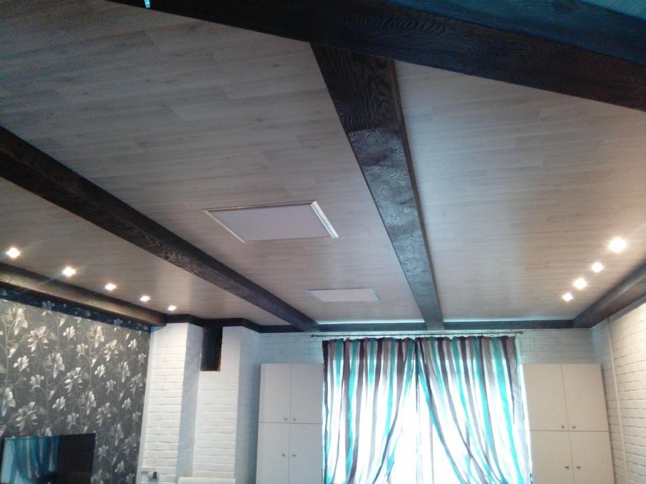 Белый деревянный потолок