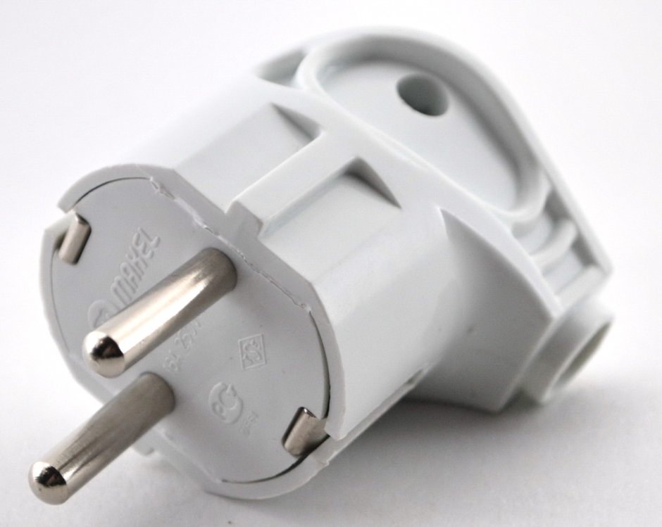 Вилка угловая Makel 16а с заземлением