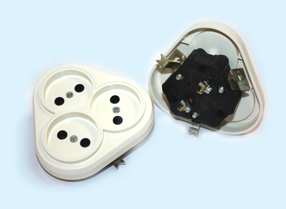 As523 Schuko-розетка тройная