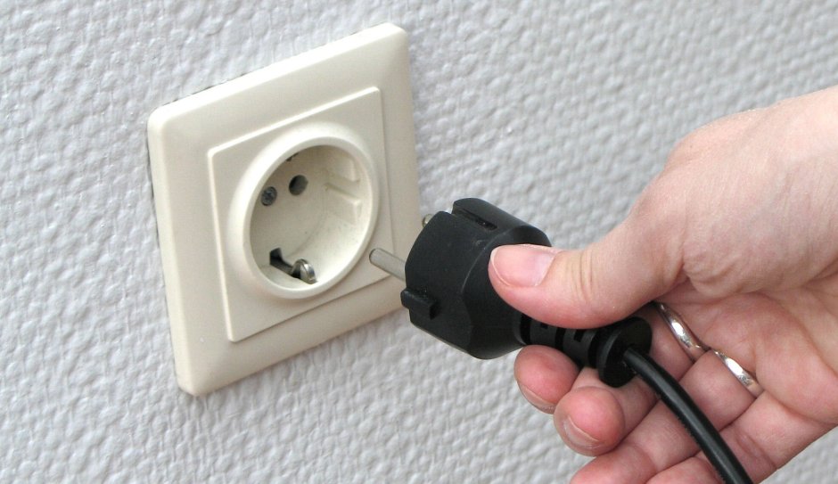 Электрическая розетка в стене