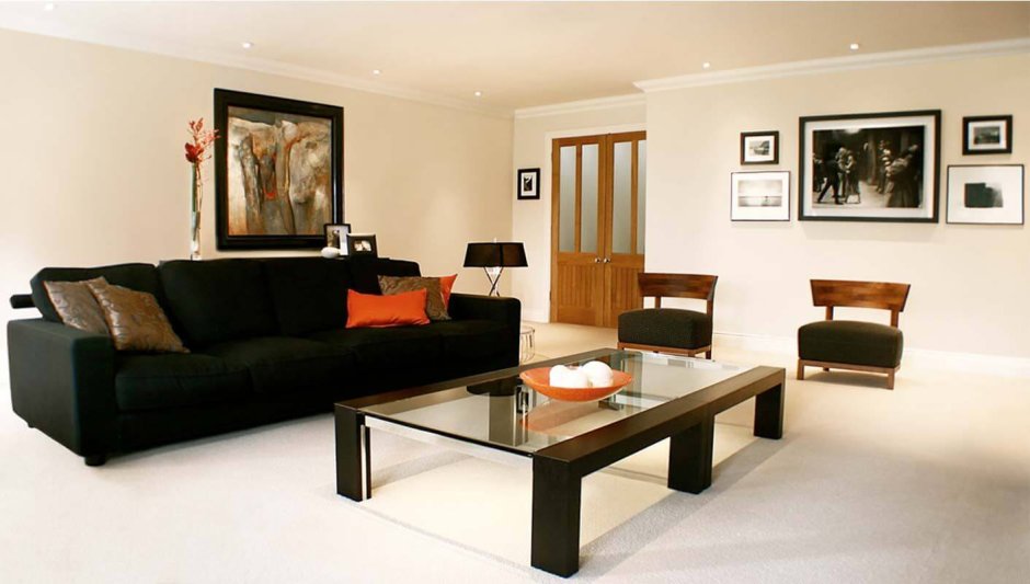 Темная мебель в интерьере гостиной