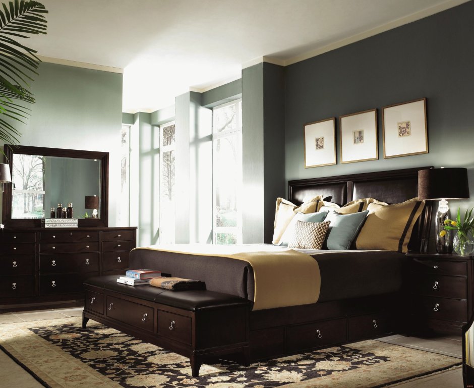 Маленькая спальня с темной мебелью