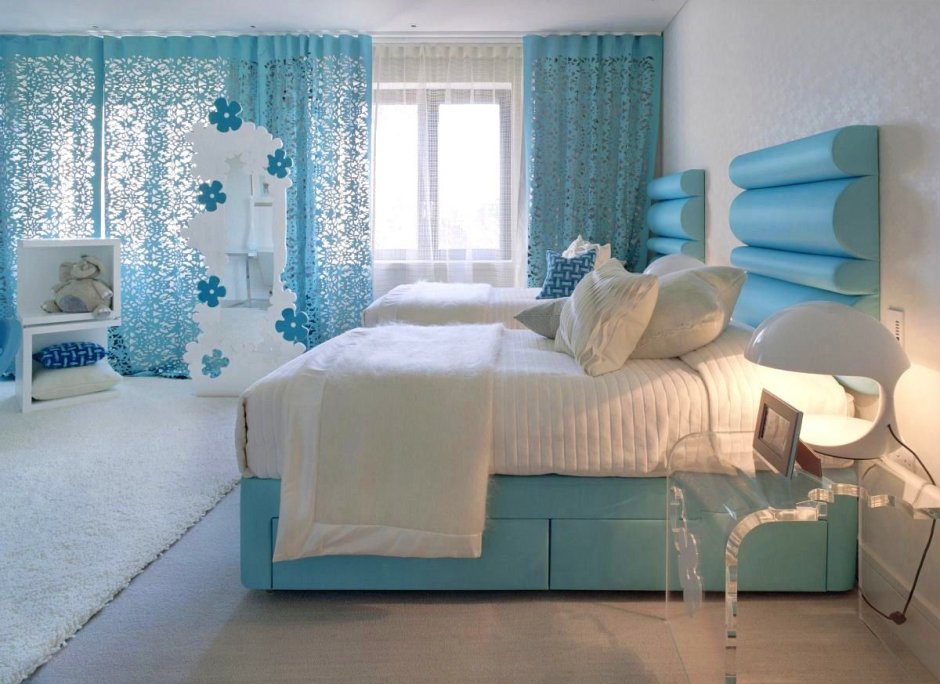 Бело голубая спальня