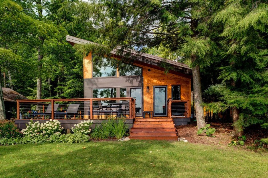 Маленький уютный домик в лесу