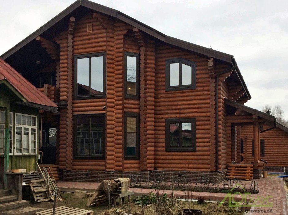 Бревенчатый дом снаружи