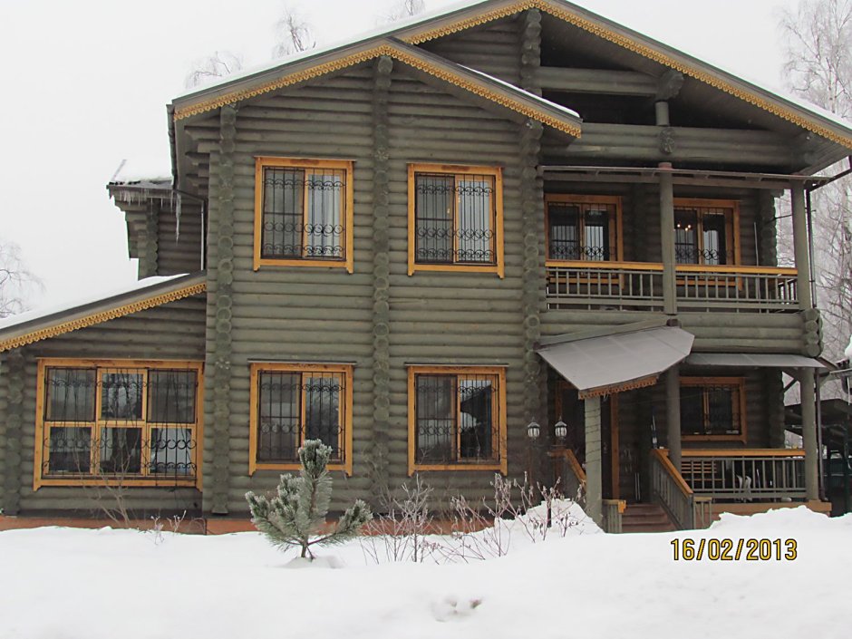 Серый дом из бревна