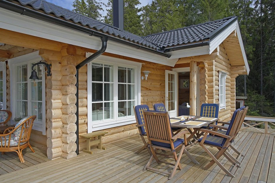 Бревенчатый дом с верандой