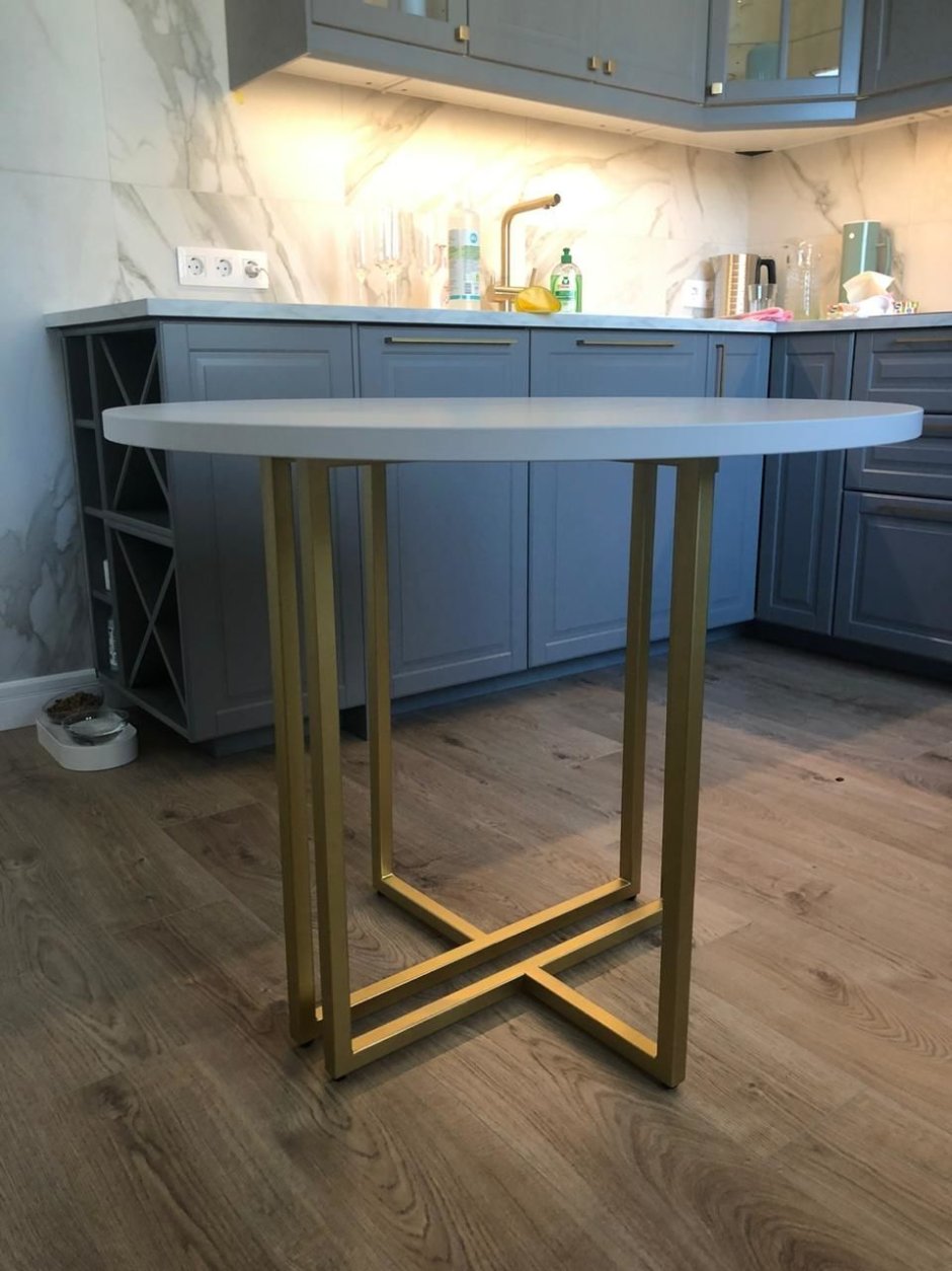 Обеденный стол с золотым подстольем