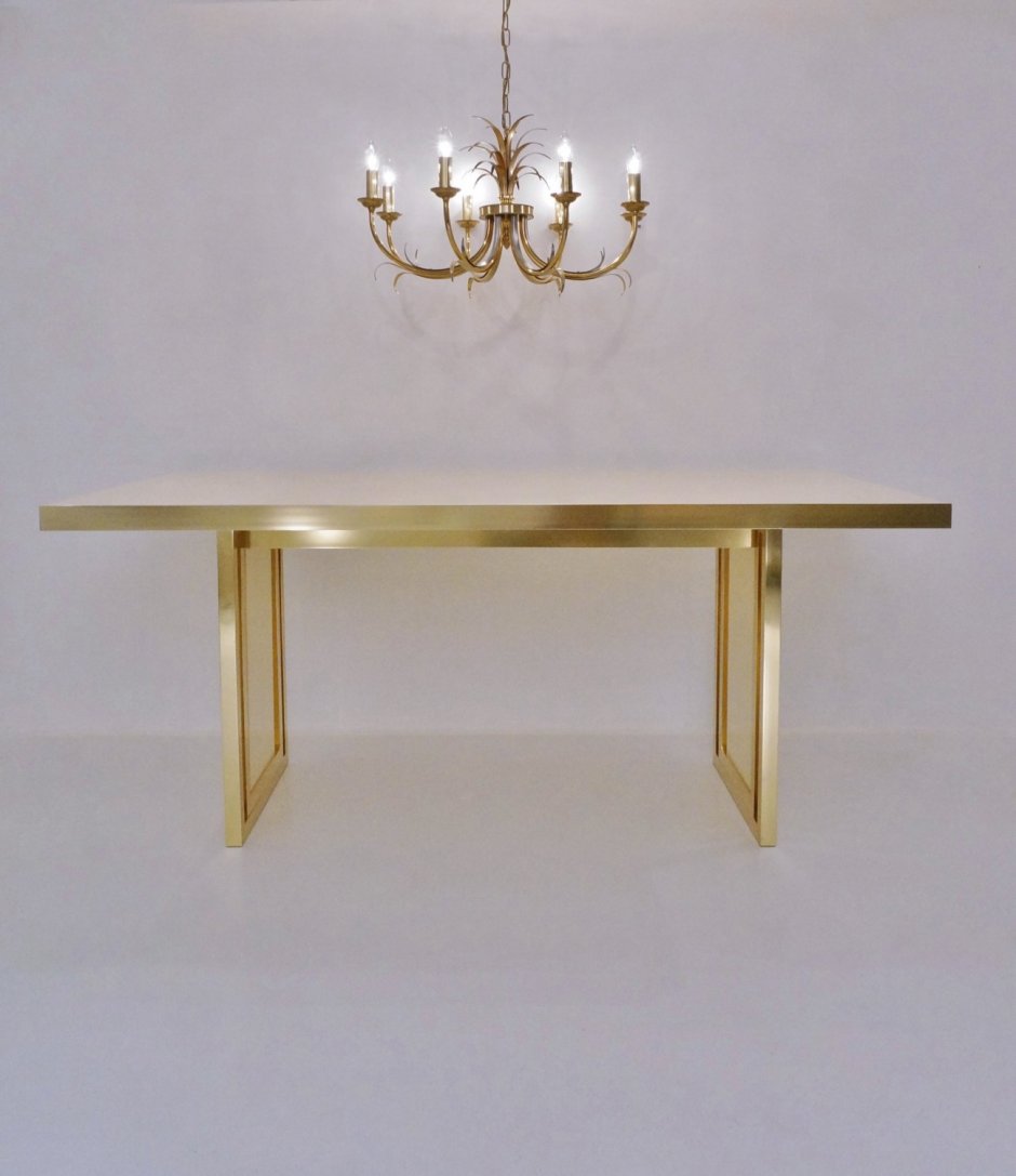 Стол с латунными ножками