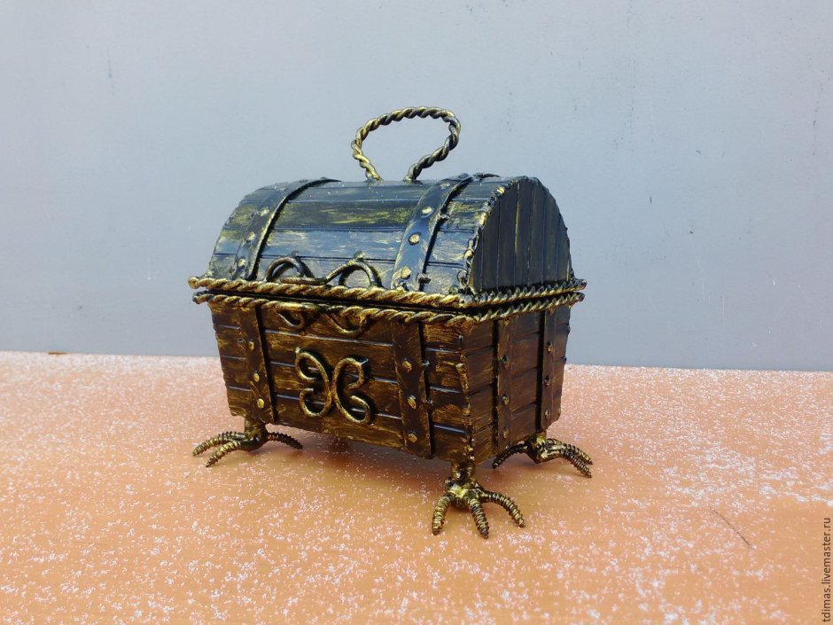 Металлический сундук
