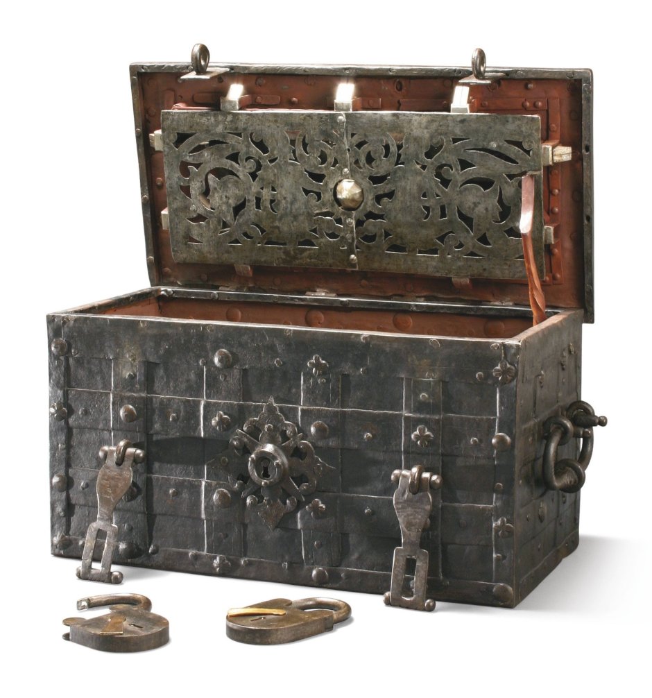 Металлический сундук