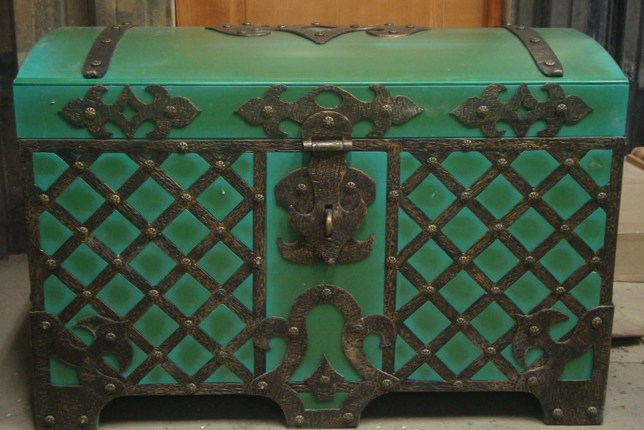 Сундук с навесным замком