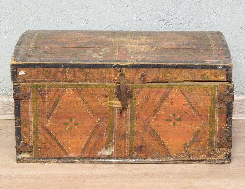 Сундук с цепями и замком