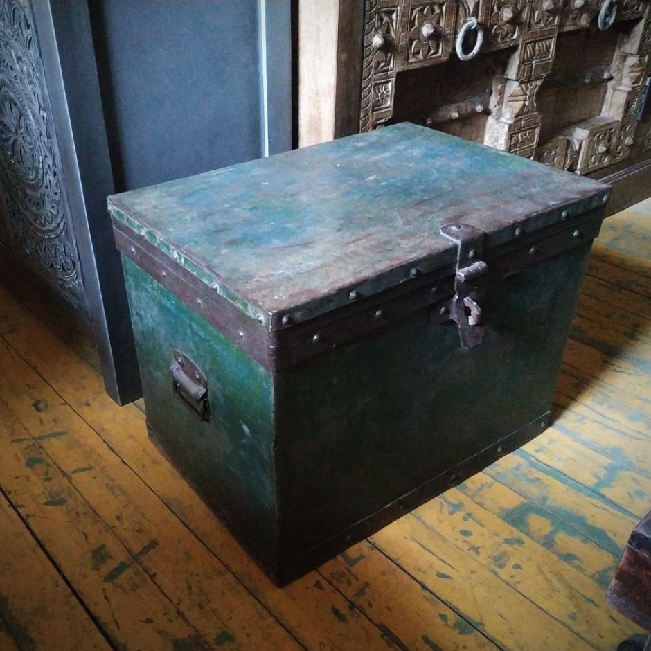Шкатулка сундучок делезныйвинтаж
