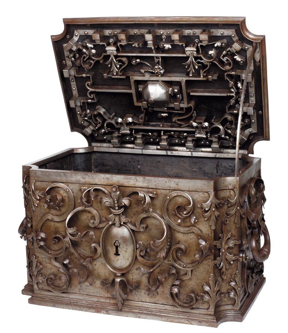 Сундук кованый старинный