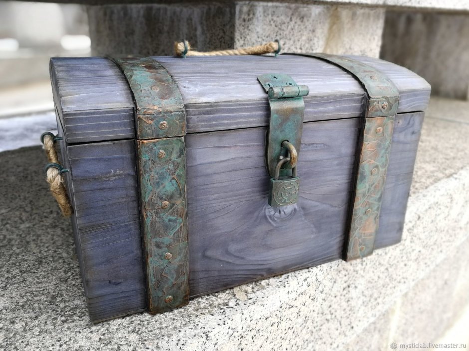 Старинный сундук