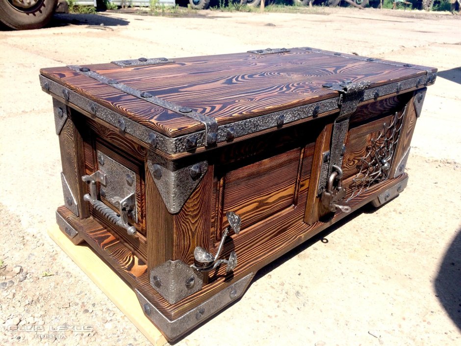 Старинный окованный сундук
