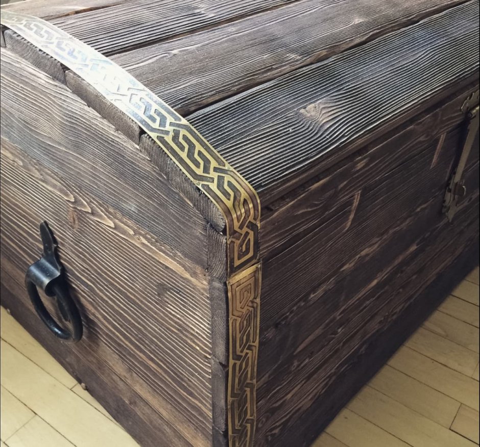 Старый деревянный чемодан