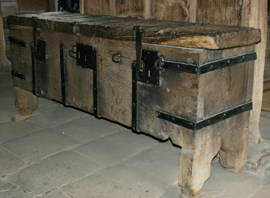 Ларь старинный