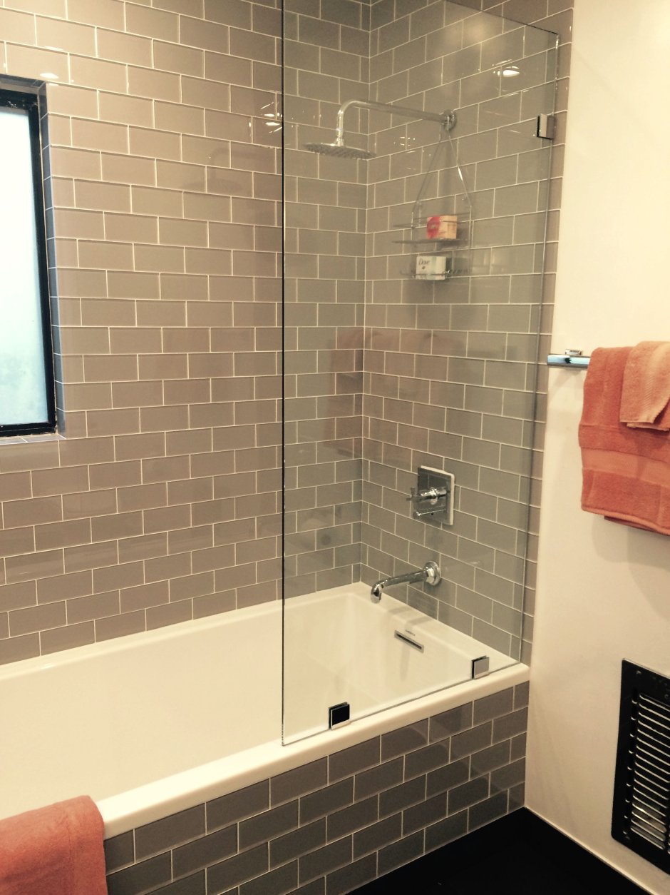 Отделка плиткой над ванной