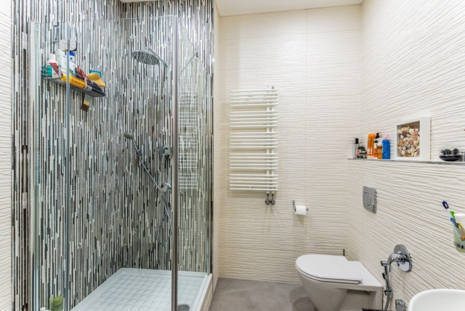 Ванная комната с деревянной отделкой