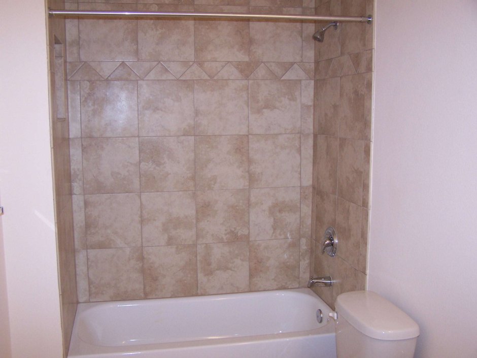 Ванная с горизонтальной плиткой