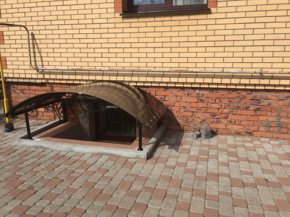 Козырек для входа в подвал