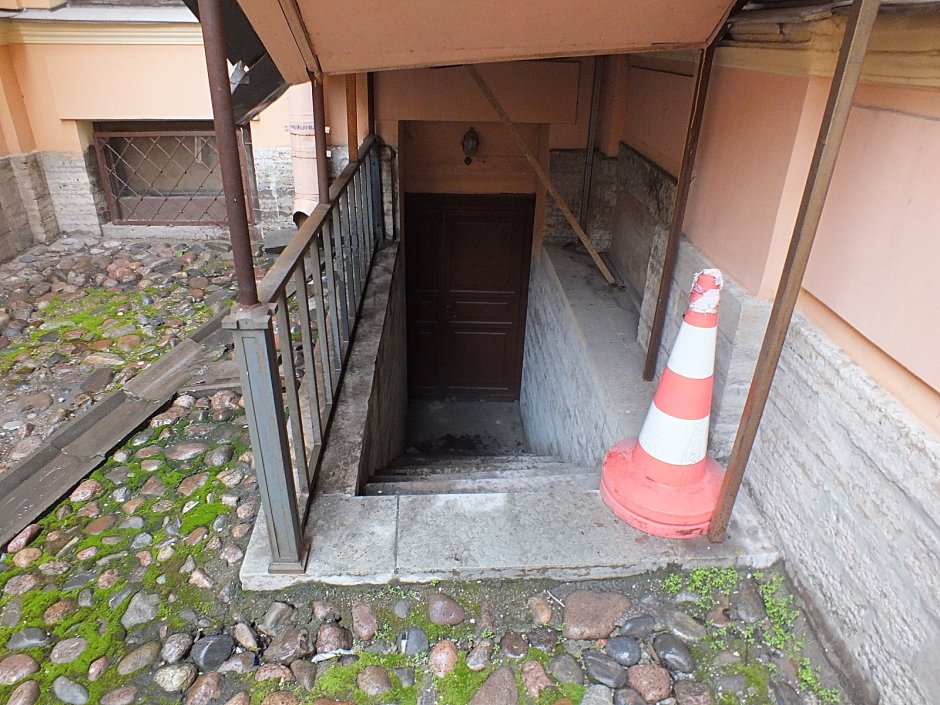 Ступеньки в подвальное помещение