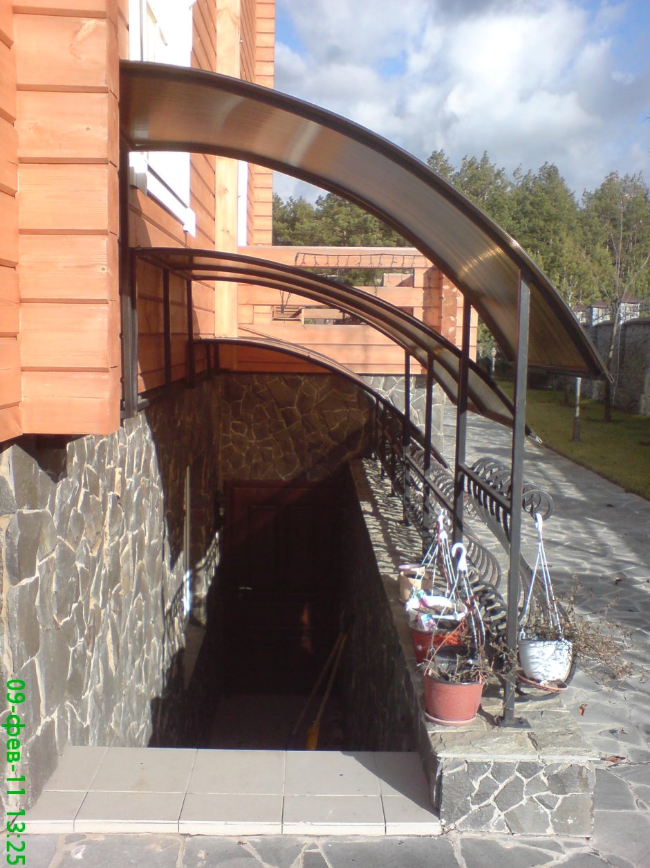 Навес над входом в цокольный этаж