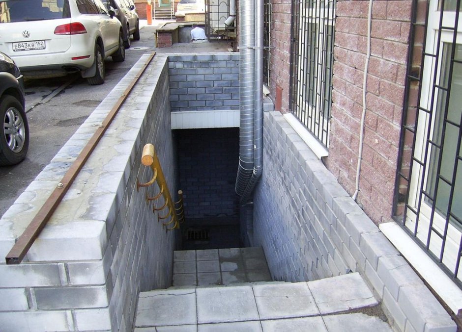 Спуск в подвальное помещение