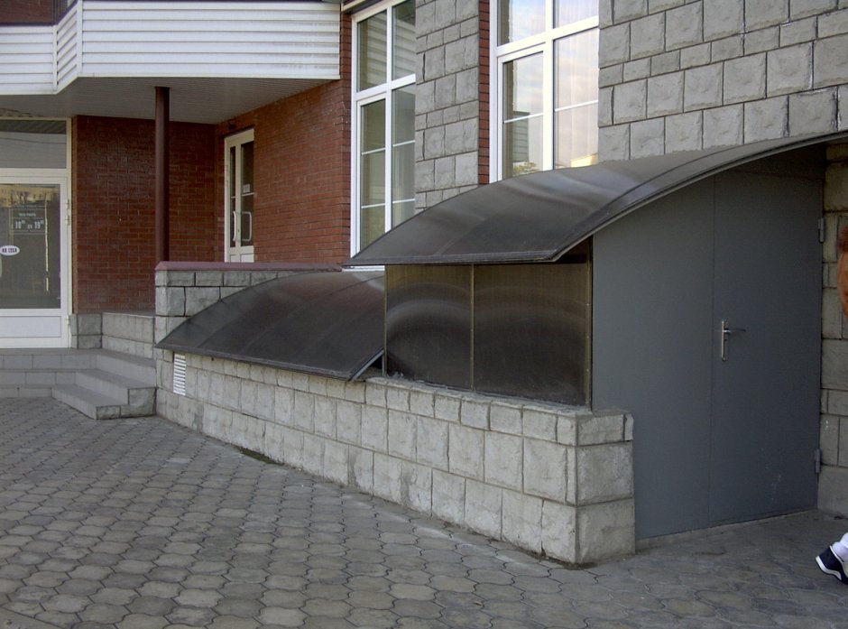 Козырек на цокольный этаж