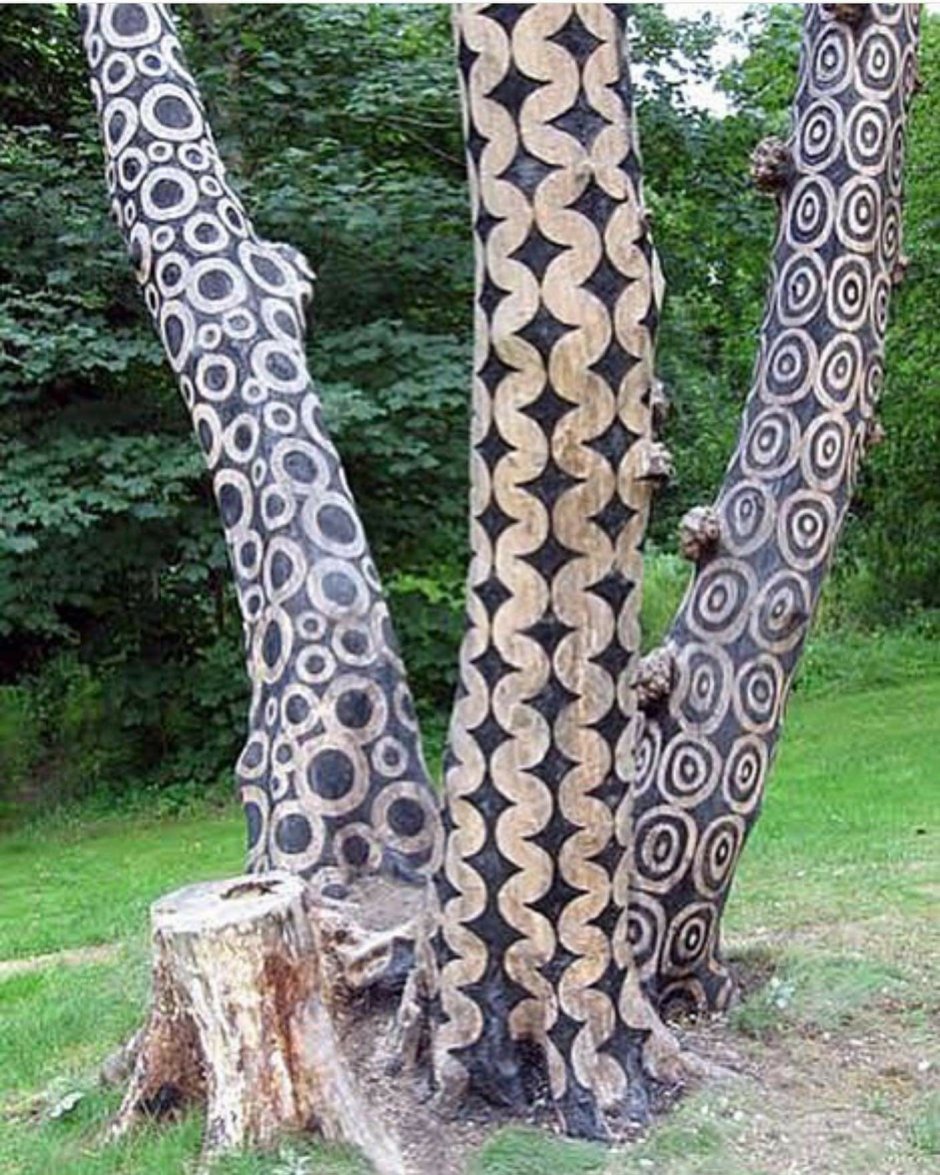 Декорированные стволы деревьев