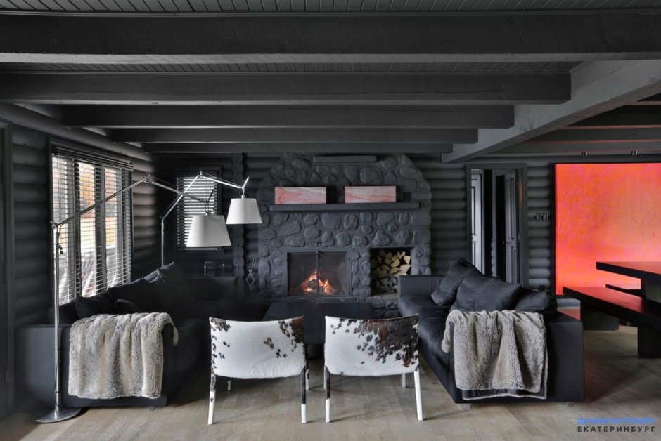 Интерьер в серых тонах в деревянном доме