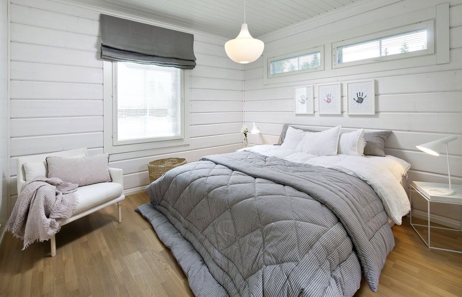 Спальня в скандинавском стиле в деревянном доме