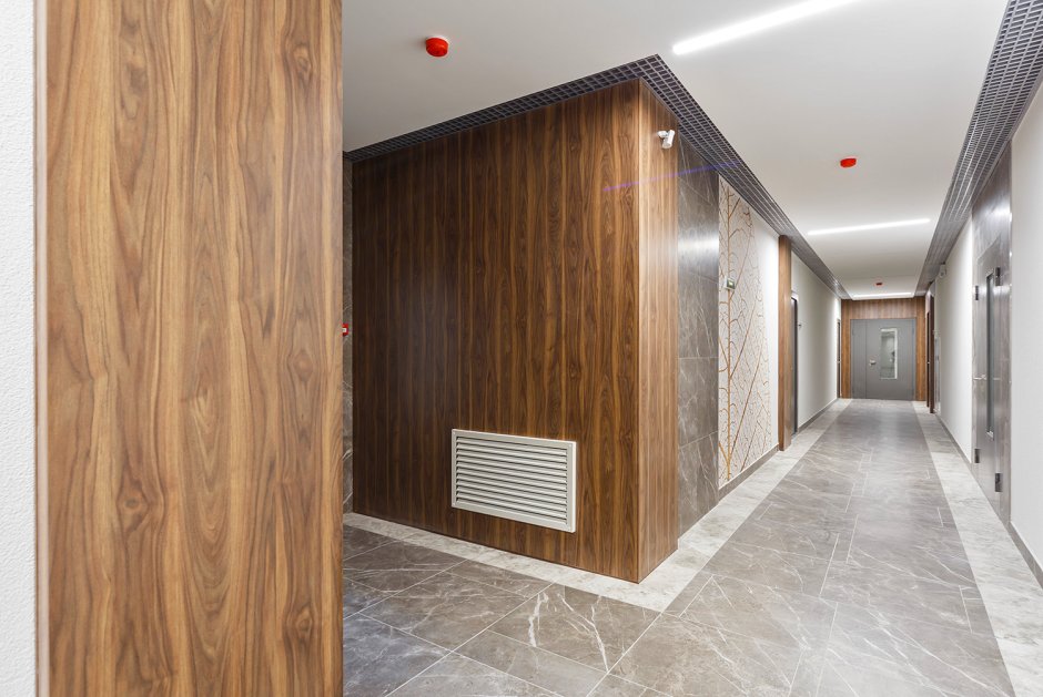 Ламинат на стену в прихожей