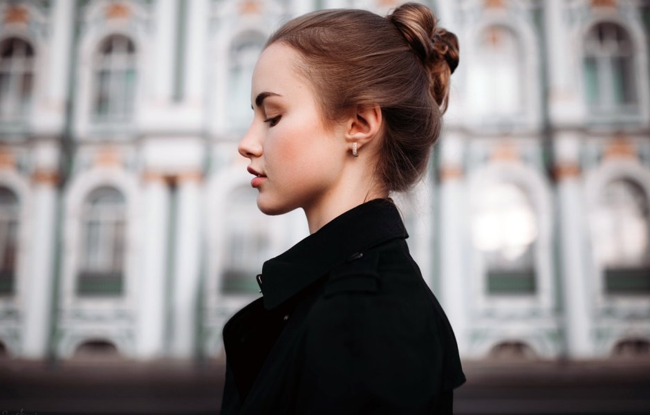 Лицо девушки в профиль
