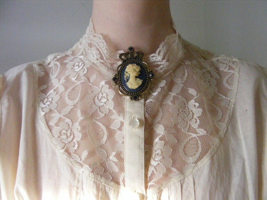 Платье с камеей