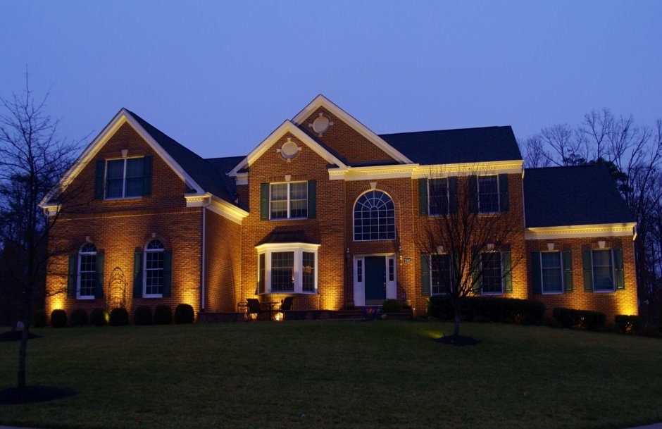 Подсветка кирпичного дома